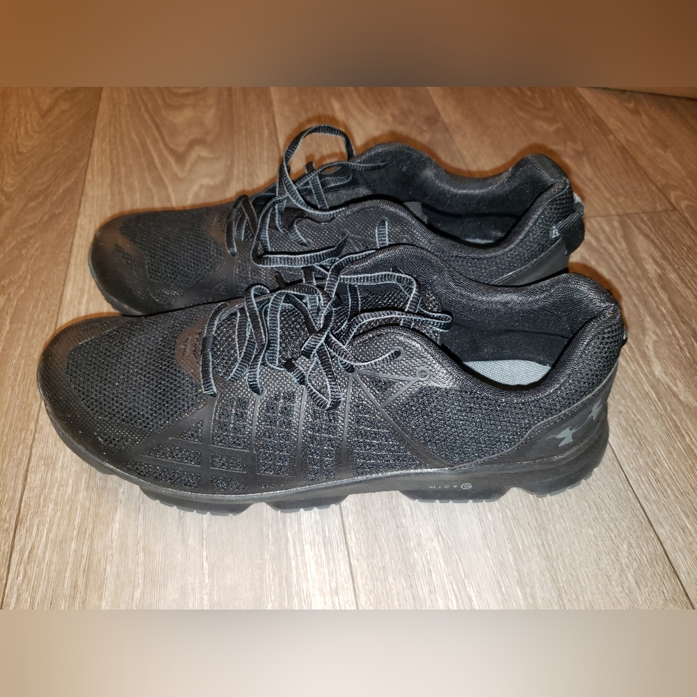 Men's size 10.5 under armour shoes black